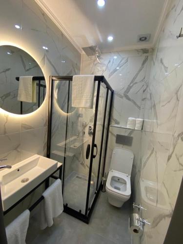 伊斯坦布尔Santra Bosphorus Hotel的一间带水槽、卫生间和镜子的浴室