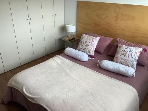 比亚里卡Departamento en condominio de villarrica的一间卧室配有一张大床和两个枕头
