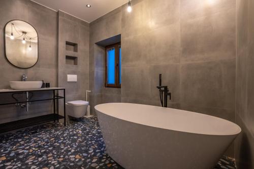 扎达尔City Premium Heritage的一间带大浴缸和水槽的浴室