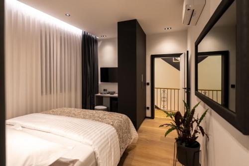 扎达尔City Premium Heritage的卧室配有白色的床和镜子