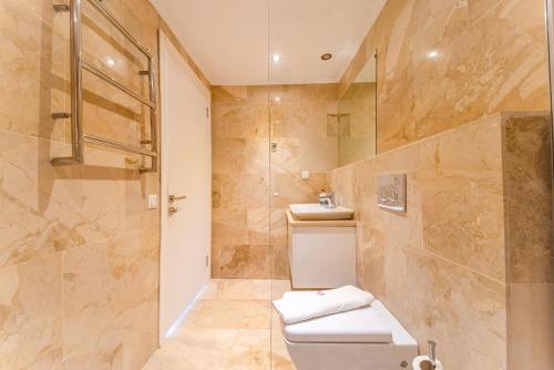 卡斯Luxus Villa Skyla mit 5 Schlafzimmern & Meer-Blick的一间带卫生间和淋浴的浴室