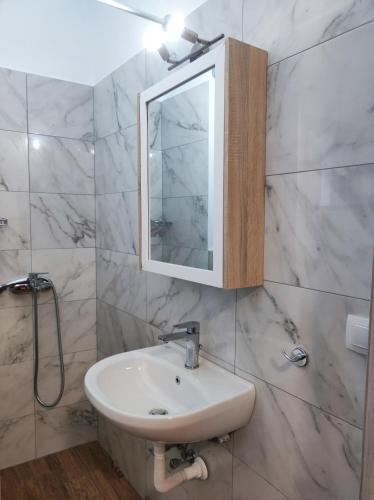 库卡里Giorgio studios的白色的浴室设有水槽和镜子