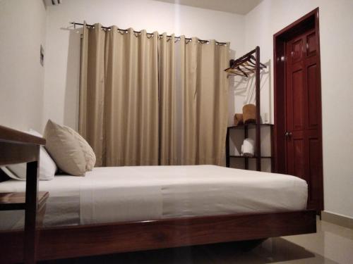 巴卡拉尔Apartamento的一间卧室配有床和窗帘