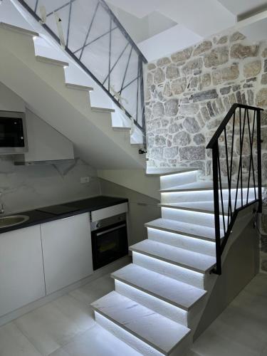 蒂瓦特Casa di Lukovic的石墙房子的楼梯