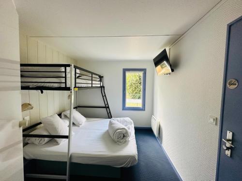 热克斯Hôtel Gex的小房间设有两张双层床和窗户