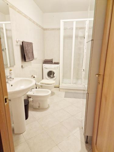 热那亚GENOVA LOFT 4.3的浴室配有卫生间水槽和洗衣机。