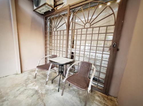 梳邦再也USJ Subang Jaya Sunway Paradise Home Staycation-PH1346的窗户客房内的桌椅