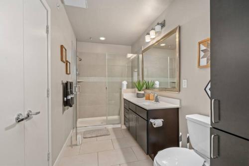 休斯顿1 BR Modern Escape Mins fromTX Med Center FREE Parking的带淋浴、卫生间和盥洗盆的浴室