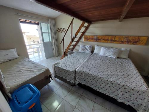 马拉戈日Chalés Village Gales的一间带两张床的卧室和楼梯