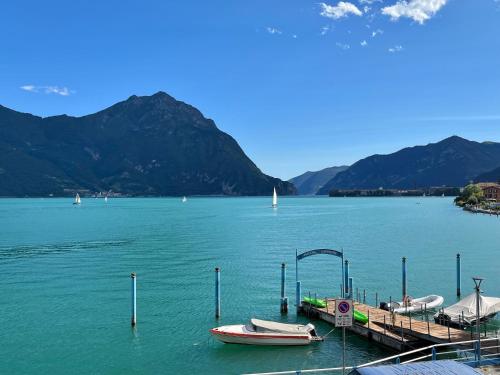 洛韦雷洛唯雷温泉度假酒店的山湖上两艘船的码头