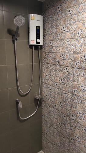 华欣Apple's La casita condo Hua Hin room2的浴室设有淋浴,墙上配有电话