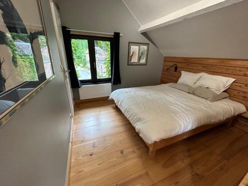 迪南拉尔奇德奴度假屋的一间卧室设有一张床和一个窗口