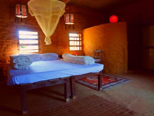 奇旺Shanta Ghar A Rustic Guesthouse的一间卧室,卧室内配有一张大床
