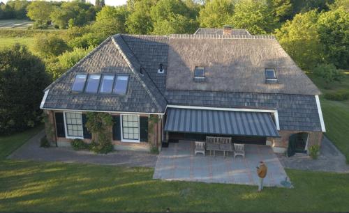 EpseThe nicest farmhouse in Holland!的屋顶房屋的空中景致