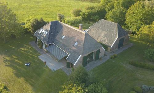 EpseThe nicest farmhouse in Holland!的田野上大房子的空中景观