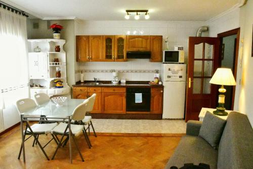 阿维莱斯Puerta la Villa的厨房以及带桌椅的起居室。