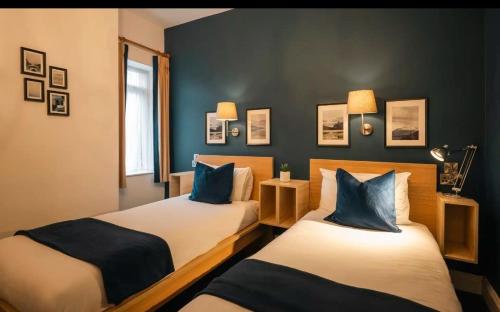 都柏林凯尔特旅馆客栈餐厅和酒吧的蓝色墙壁客房的两张床