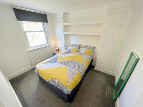 萨顿Spacious 1-bedroom Flat in Sutton (South London)的一间带床的卧室,位于带窗户的房间内