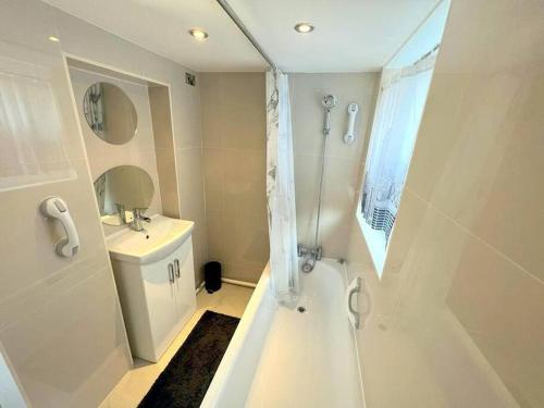 萨顿Spacious 1-bedroom Flat in Sutton (South London)的带淋浴、卫生间和盥洗盆的浴室