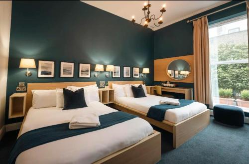 都柏林凯尔特旅馆客栈餐厅和酒吧的酒店客房设有两张床和窗户。
