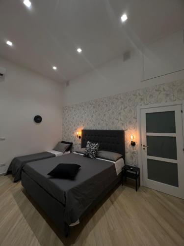巴里La Esperanza De Santa Rita的一间卧室设有一张大床和一个窗户。
