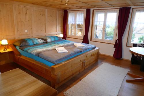 BergFamily Landhaus Birwinken的一间卧室配有木床和2条毛巾
