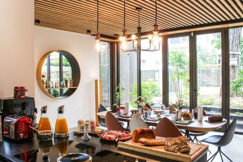 南特L'Escale Donatienne的一间带桌椅和镜子的用餐室