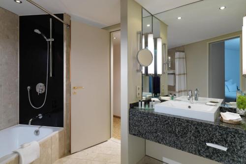 汉堡汉堡万豪酒店的带浴缸、水槽和镜子的浴室