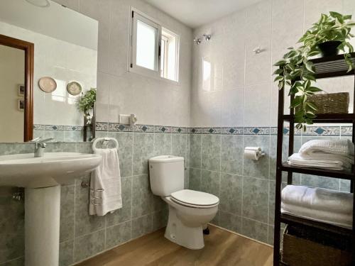 隆达Apartamento Ronda Centro的一间带卫生间和水槽的浴室