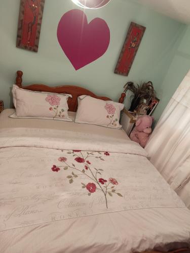曼彻斯特KEYHAVEN WALK的卧室配有一张墙上紫色心床