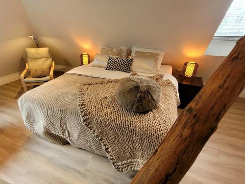 埃丹Dream Boutique Edam Bed & Coffee的卧室内的一张大床,配有两把椅子