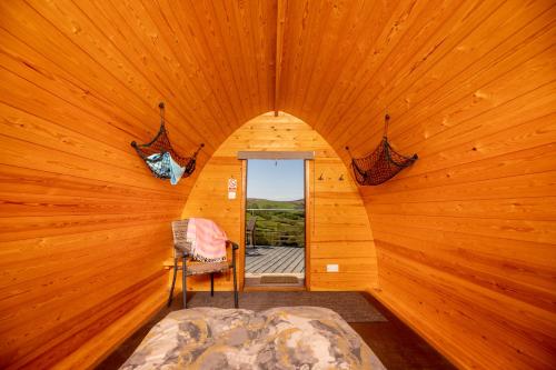 BryngwynTy Grug Pods的小木屋内的卧室,配有床和窗户