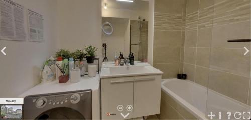 巴涅奥莱Spacious flat with terrasse and parking near metro的浴室配有盥洗盆和浴缸。