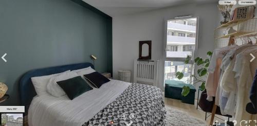 巴涅奥莱Spacious flat with terrasse and parking near metro的一间卧室设有一张床和一个窗口