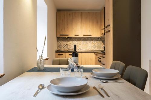 阿莱盖SnowLake Suite & Apartment的一张带两个白板的桌子和一瓶葡萄酒