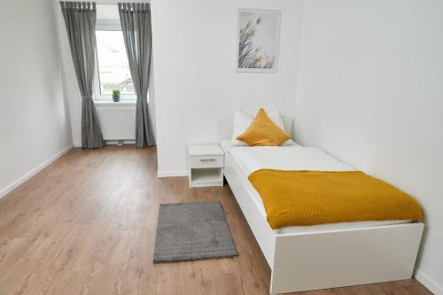 EbenthalWeinlandMotel的白色的卧室设有床和窗户