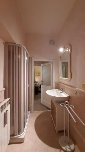 皮蒂利亚诺皮蒂利亚诺公寓酒店的一间带水槽和镜子的浴室