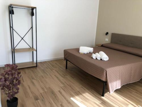 特拉帕尼Charme Apartments的小房间设有床和沙发