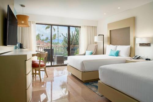 巴亚尔塔港巴亚尔塔港Spa及万豪度假酒店的酒店客房设有两张床和一个阳台。