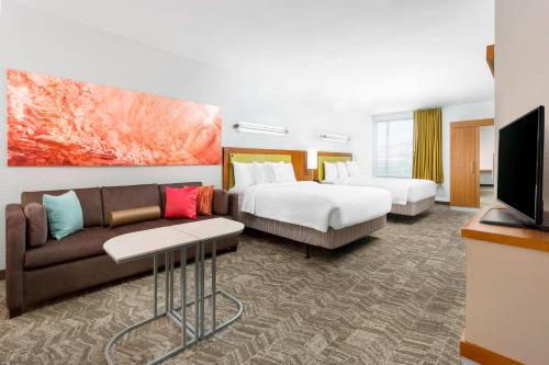圣地亚哥圣地亚哥米申谷万豪春季山丘套房酒店的酒店客房设有两张床、一张沙发和一台电视机。
