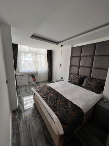 安塔利亚Sea town utku的一间卧室设有一张大床和一个窗户。
