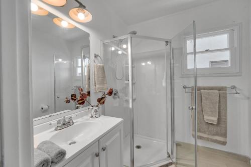 圣巴巴拉Cactus Room - Private Entrance的带淋浴和盥洗盆的白色浴室