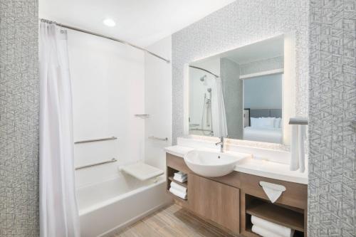 巴拿马城海滩SpringHill Suites by Marriott Panama City Beach Beachfront的白色的浴室设有水槽和镜子
