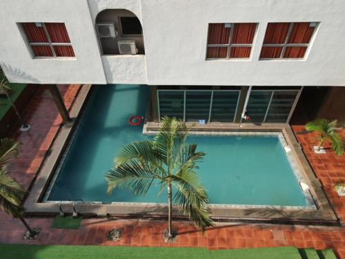 伊巴丹Kakanfo Inn & Conference Centre的享有别墅内游泳池的顶部景致