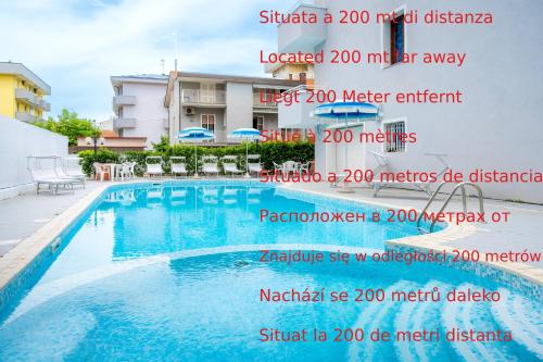 里米尼Hb Hotels Orchidea Blu的享有酒店游泳池的景致