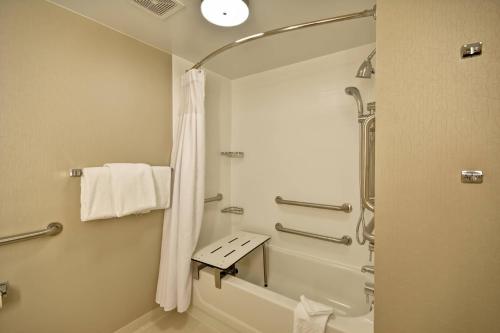 圣安东尼奥SpringHill Suites by Marriott San Antonio Medical Center/Northwest的带淋浴和浴帘的浴室