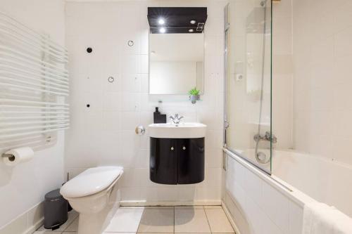 伦敦Wild Roses Serviced Apartments - ExCel Warehouse 2的浴室配有卫生间、盥洗盆和淋浴。