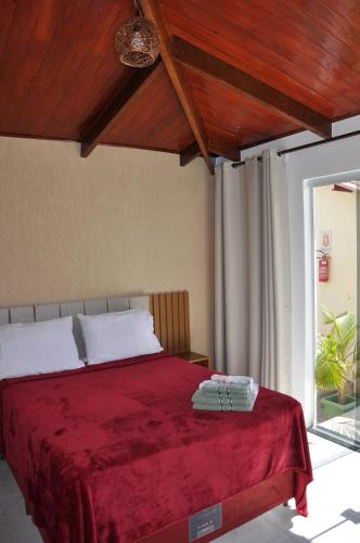 卡瓦坎特Suites Bougainville的一间卧室配有一张带红色毯子的床