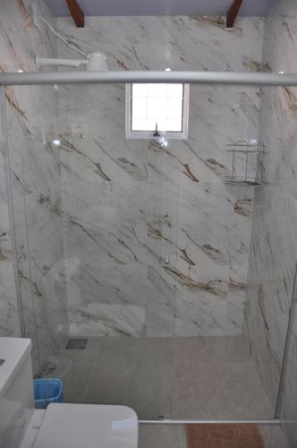 卡瓦坎特Suites Bougainville的浴室里设有玻璃门淋浴