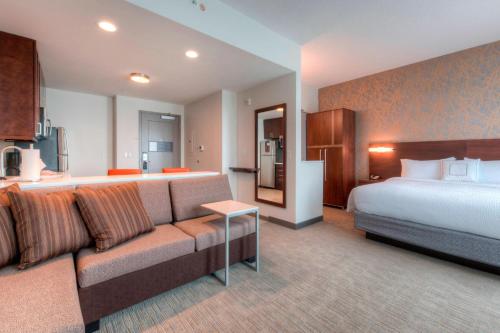 罗利罗利市区万豪旗下原住客栈的酒店客房设有一张沙发和一张床
